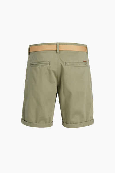 Korte beige broek van JACK & JONES JEANS INTELLIGENCE met ceintuur en omgeslagen zomen, achterzijde.