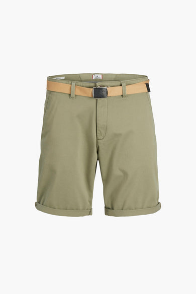 Korte spijkerbroek van JACK & JONES JEANS INTELLIGENCE, met lichtbruine riem en opgerolde zomen.