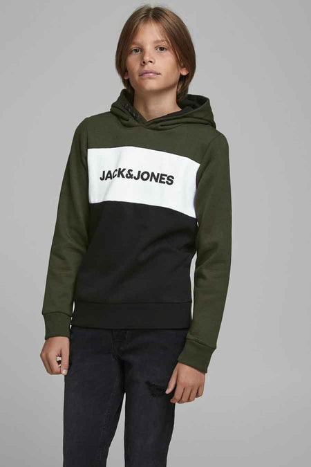 Groene hoodie van JACK & JONES KIDS, met lange mouwen, gedragen met een zwarte broek.