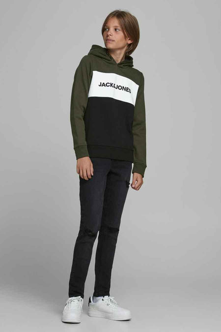 Sweat à capuche vert par JACK & JONES KIDS, avec bloc de couleur blanc et noir sur le devant, porté avec un jean noir et des baskets blanches.