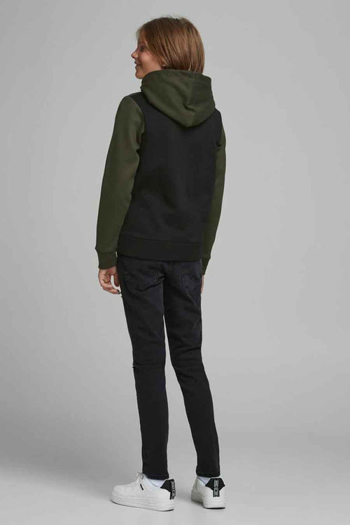 Sweat à capuche vert de JACK & JONES KIDS, avec des manches longues, porté avec un pantalon noir.