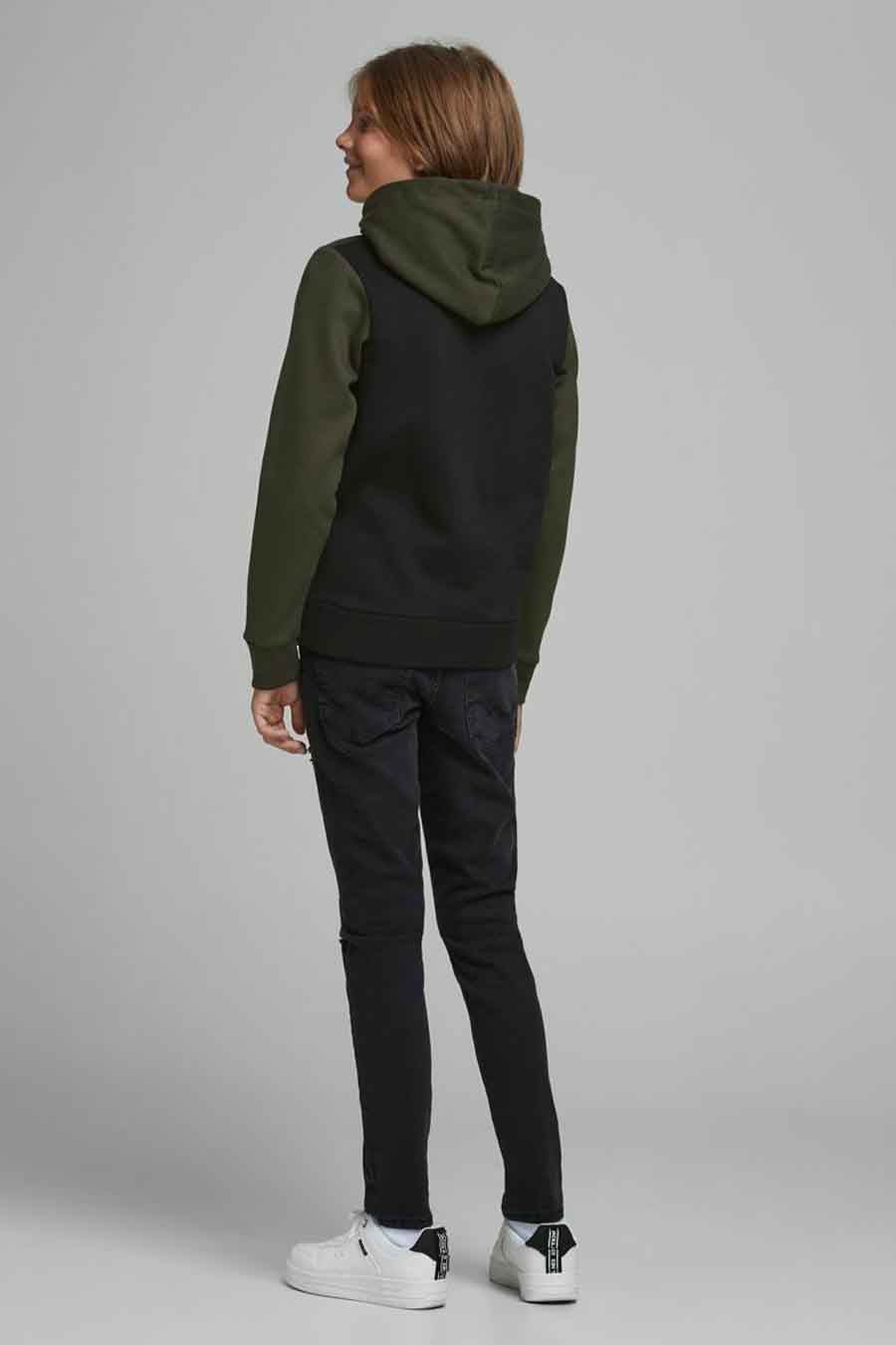 Sweat à capuche vert de JACK & JONES KIDS, avec des manches longues, porté avec un pantalon noir.