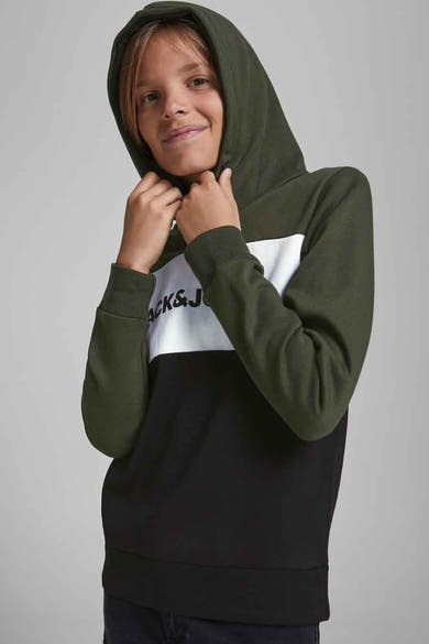 Sweat à capuche vert de JACK & JONES KIDS, avec un empiècement blanc et noir sur le devant.