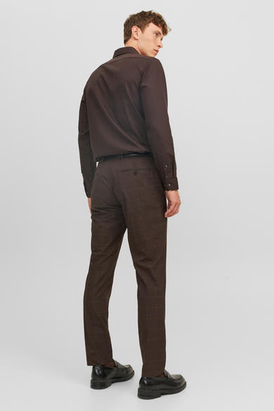 Pantalon de costume marron à carreaux par PREMIUM by JACK & JONES, porté avec une chemise marron unie.