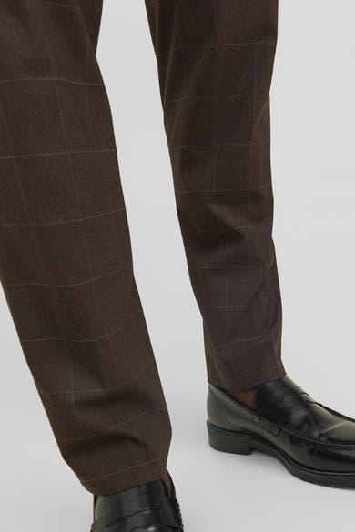 Pantalon de costume marron par PREMIUM by JACK & JONES, motif à carreaux, porté avec des chaussures noires.