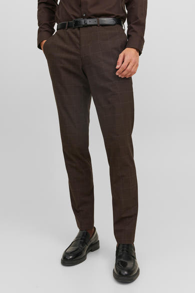 Pantalon de costume marron à carreaux par PREMIUM by JACK & JONES, porté avec une ceinture noire et des mocassins noirs.
