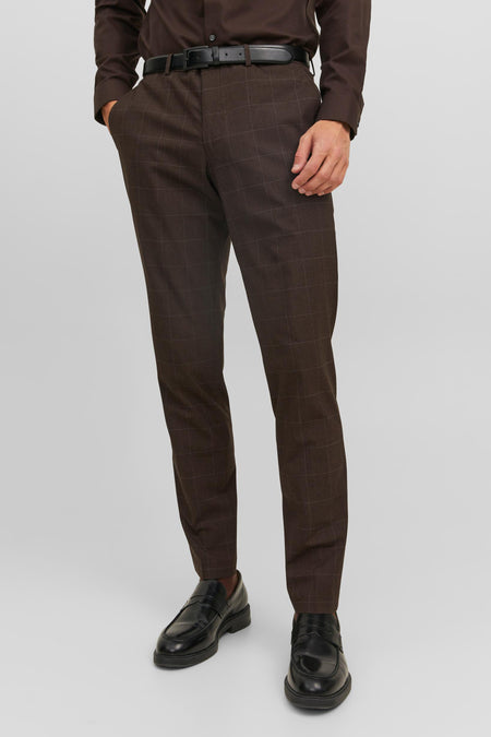 Bruin geruit kostuumbroek van PREMIUM by JACK & JONES, gedragen met een zwarte riem en zwarte loafers.