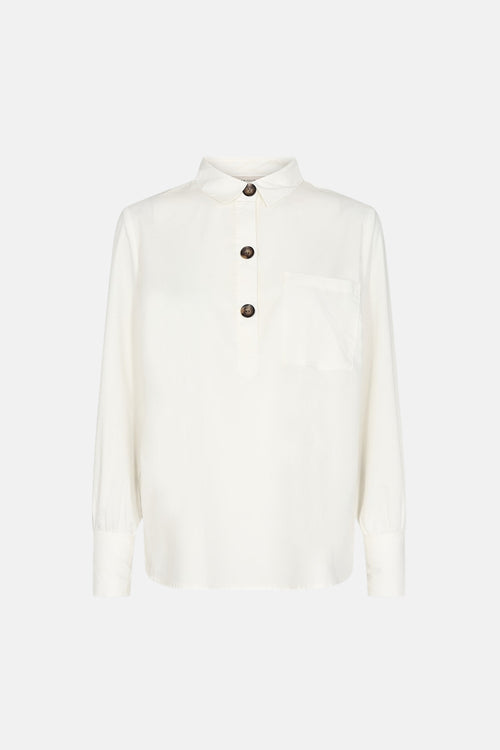 Blouse blanche à manches longues de FREEQUENT, avec trois boutons marron sur la patte de boutonnage et une poche plaquée.