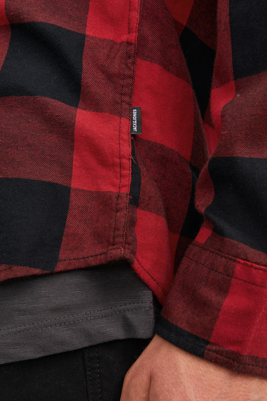 Rood en zwart geruit overhemd met lange mouwen van JACK & JONES, met zichtbaar merklabel.
