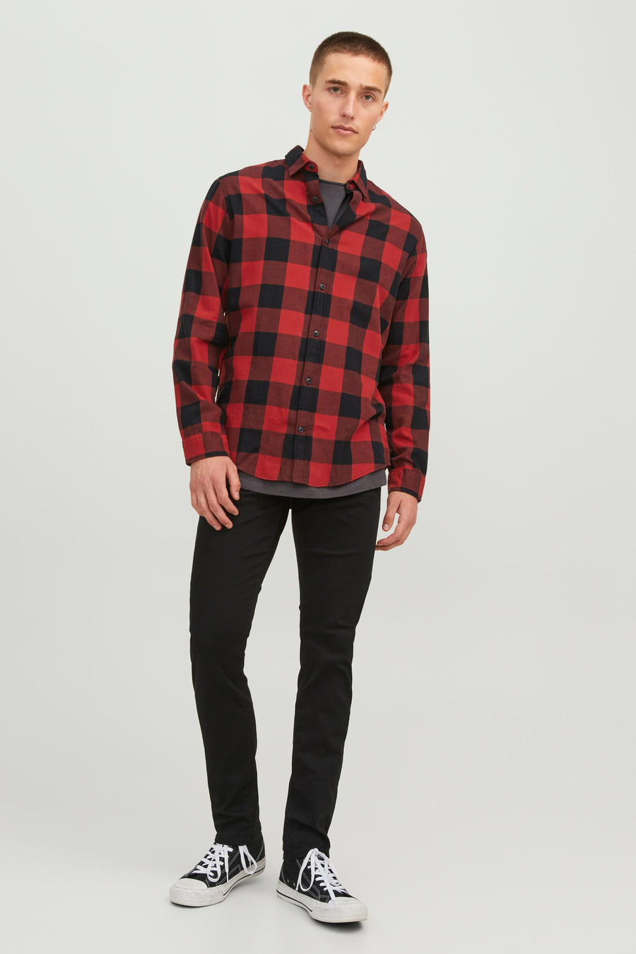 Rood geruit overhemd met lange mouwen van JACK & JONES, gedragen met een grijs T-shirt en een zwarte jeans.