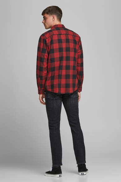 Rood en zwart geruit overhemd met lange mouwen van JACK & JONES, gedragen met een donkere spijkerbroek en zwarte hoge sneakers.