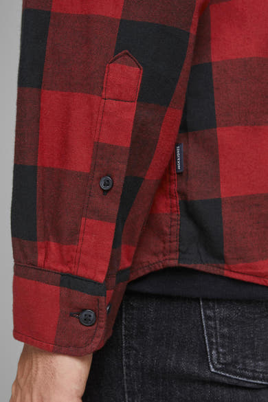 Rood geruit overhemd met lange mouwen van JACK & JONES, met borstzak en zwarte knopen.