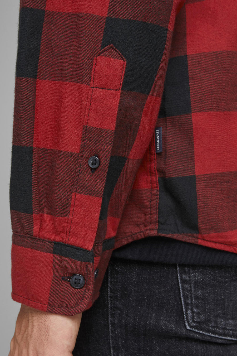 Rood geruit overhemd met lange mouwen van JACK & JONES, met borstzak en zwarte knopen.