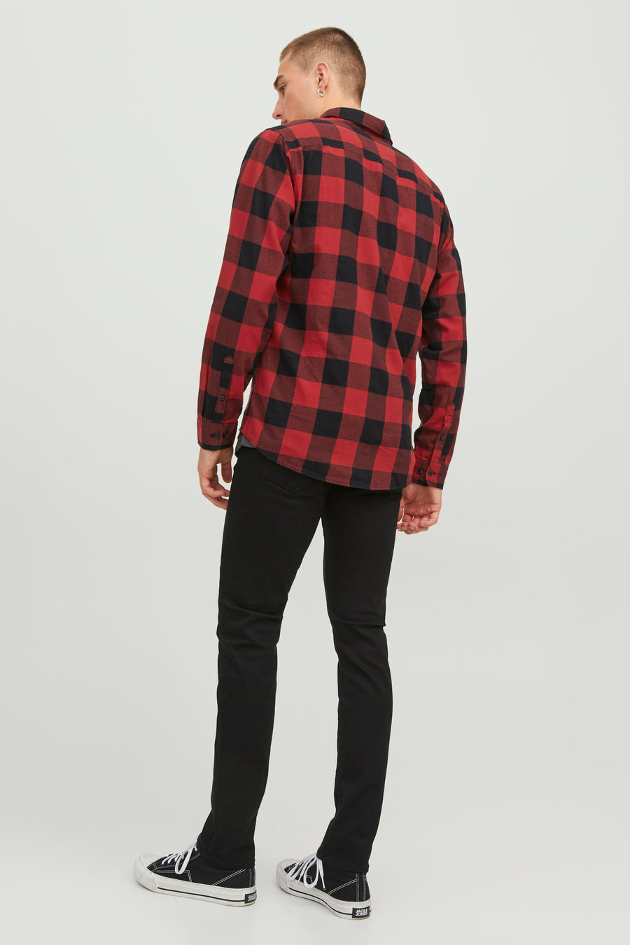 Rode en zwarte geruite overhemd met lange mouwen van JACK & JONES, rugaanzicht, met zwarte spijkerbroek en sportschoenen.