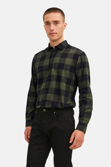 Chemise à manches longues verte à carreaux by JACK & JONES, portée avec un jean noir, sur fond blanc.