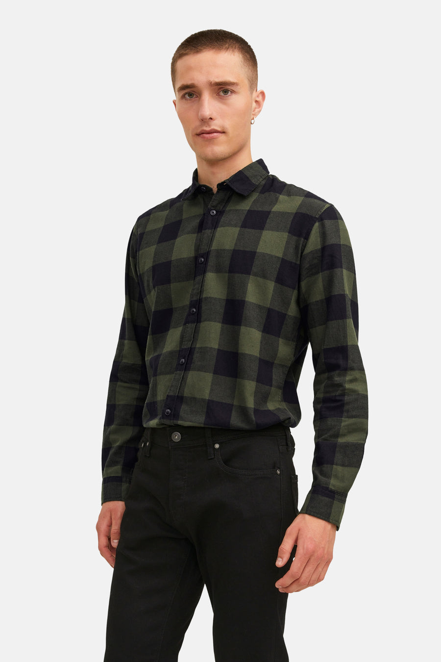 Chemise à manches longues verte à carreaux by JACK & JONES, portée avec un jean noir, sur fond blanc.
