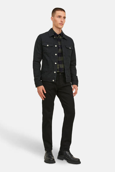 Chemise à manches longues verte à carreaux, par JACK & JONES, portée avec une veste et un pantalon noirs.
