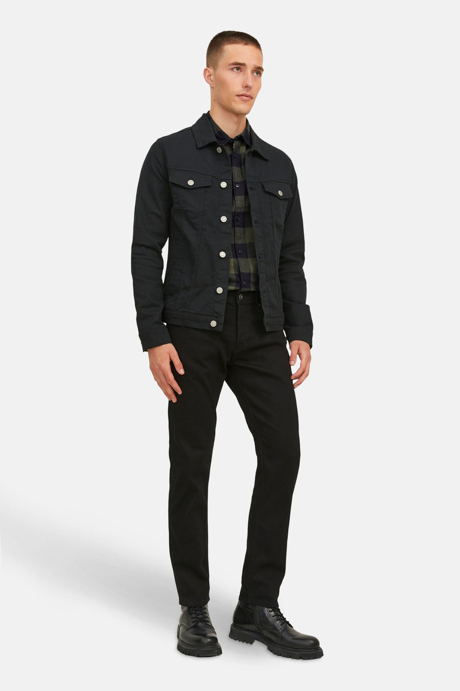 Chemise à manches longues verte à carreaux, par JACK & JONES, portée avec une veste et un pantalon noirs.