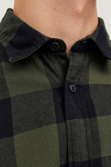 Chemise à manches longues verte à carreaux par JACK & JONES, détail sur les boutons.