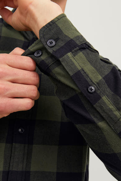 Chemise à manches longues verte à carreaux par JACK & JONES, détail du poignet boutonné.