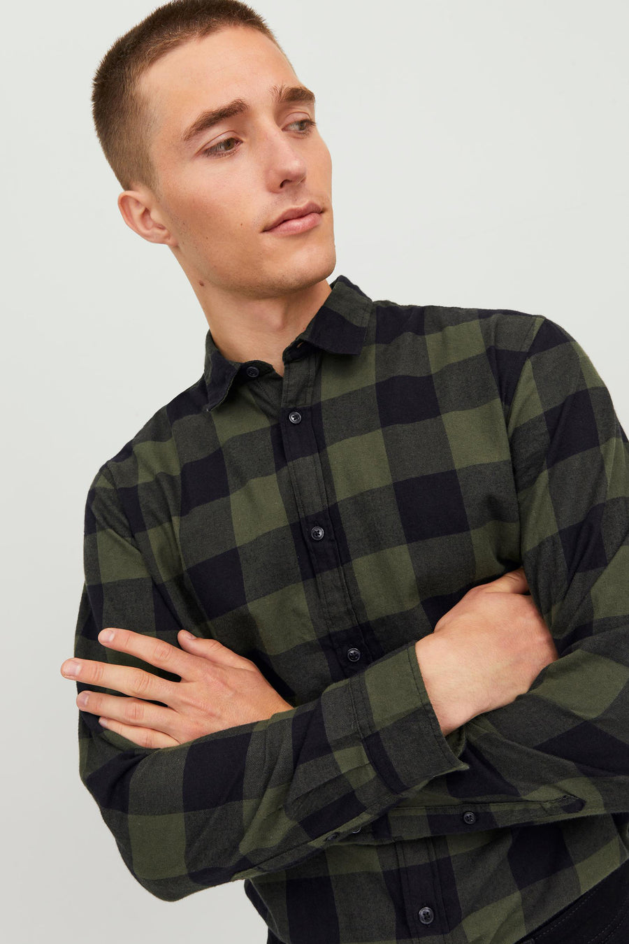 Chemise à manches longues verte à carreaux noirs de JACK & JONES, avec une coupe classique et un col boutonné.