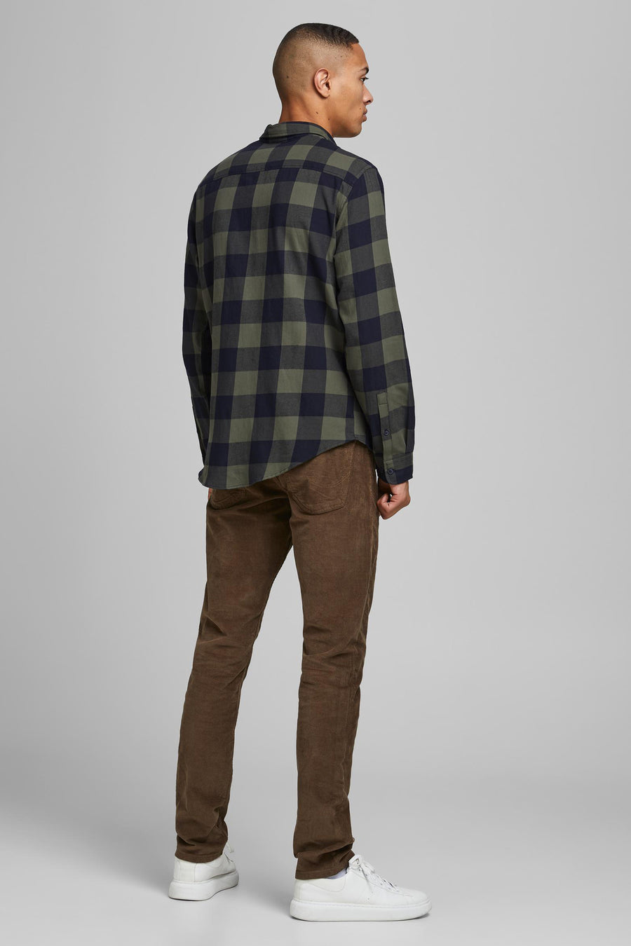 Chemise à manches longues verte à carreaux par JACK & JONES, avec pantalon marron en velours côtelé.