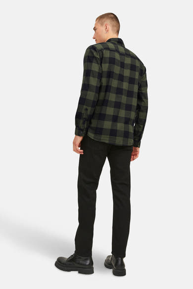 Chemise à manches longues verte à carreaux noirs de JACK & JONES, vue de dos, portée avec un pantalon et des bottes noirs.