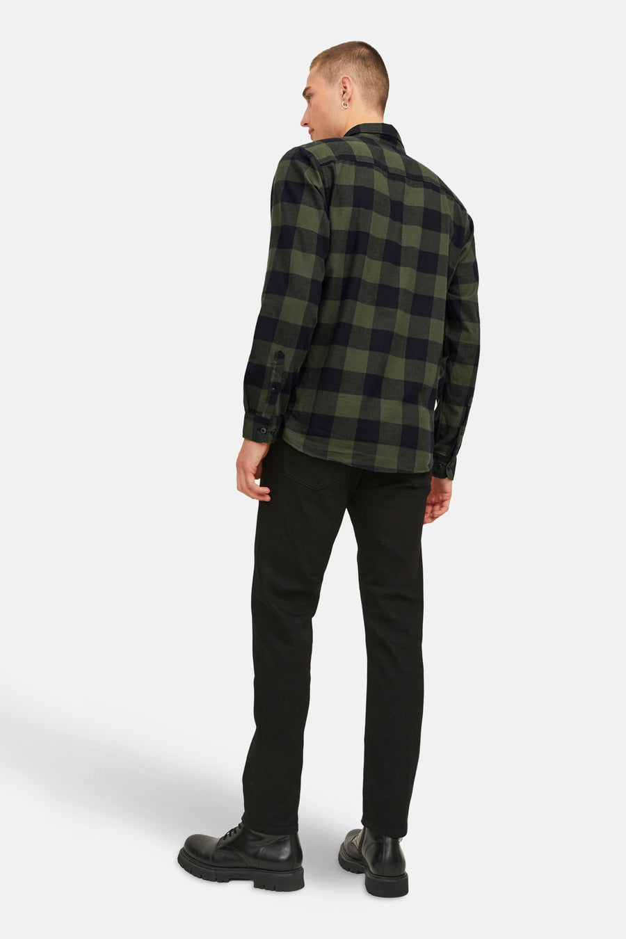 Chemise à manches longues verte à carreaux noirs de JACK & JONES, vue de dos, portée avec un pantalon et des bottes noirs.