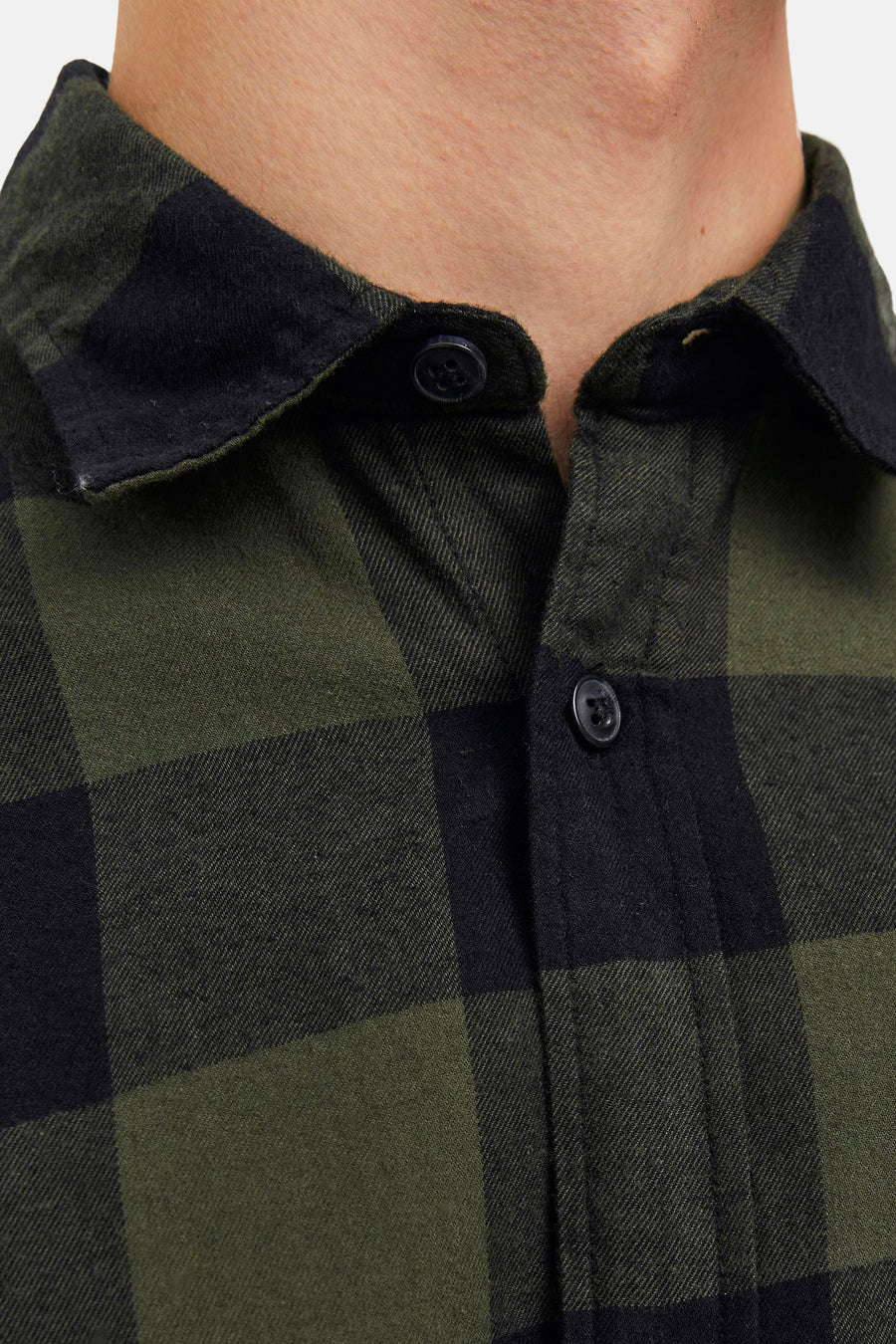Chemise à manches longues verte à carreaux by JACK & JONES, montrant des boutons et le col.