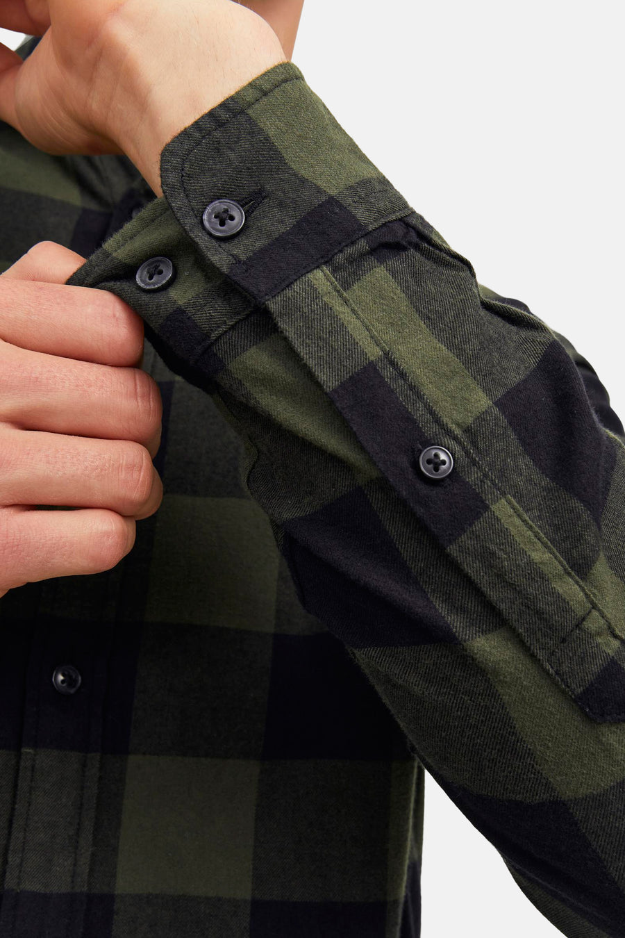 Chemise à manches longues verte à carreaux by JACK & JONES, détail des boutons et poignet de la chemise.