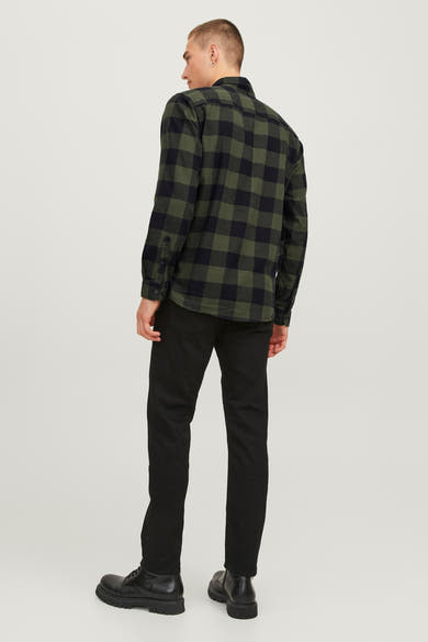 Chemise à manches longues verte à carreaux de JACK & JONES, vue de dos, portée avec un pantalon noir et des bottes.