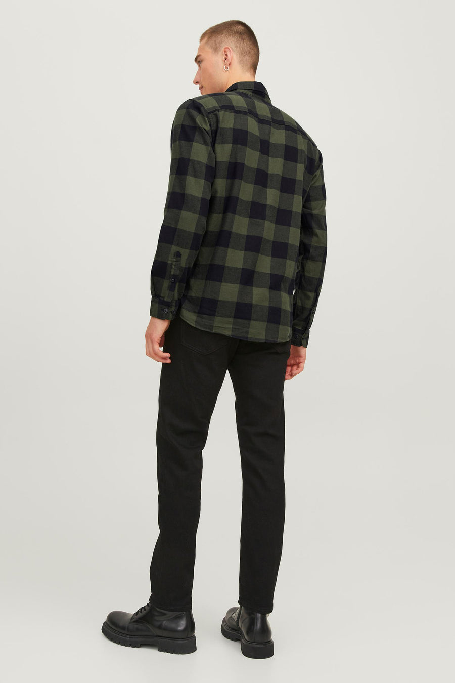 Chemise à manches longues verte à carreaux de JACK & JONES, vue de dos, portée avec un pantalon noir et des bottes.