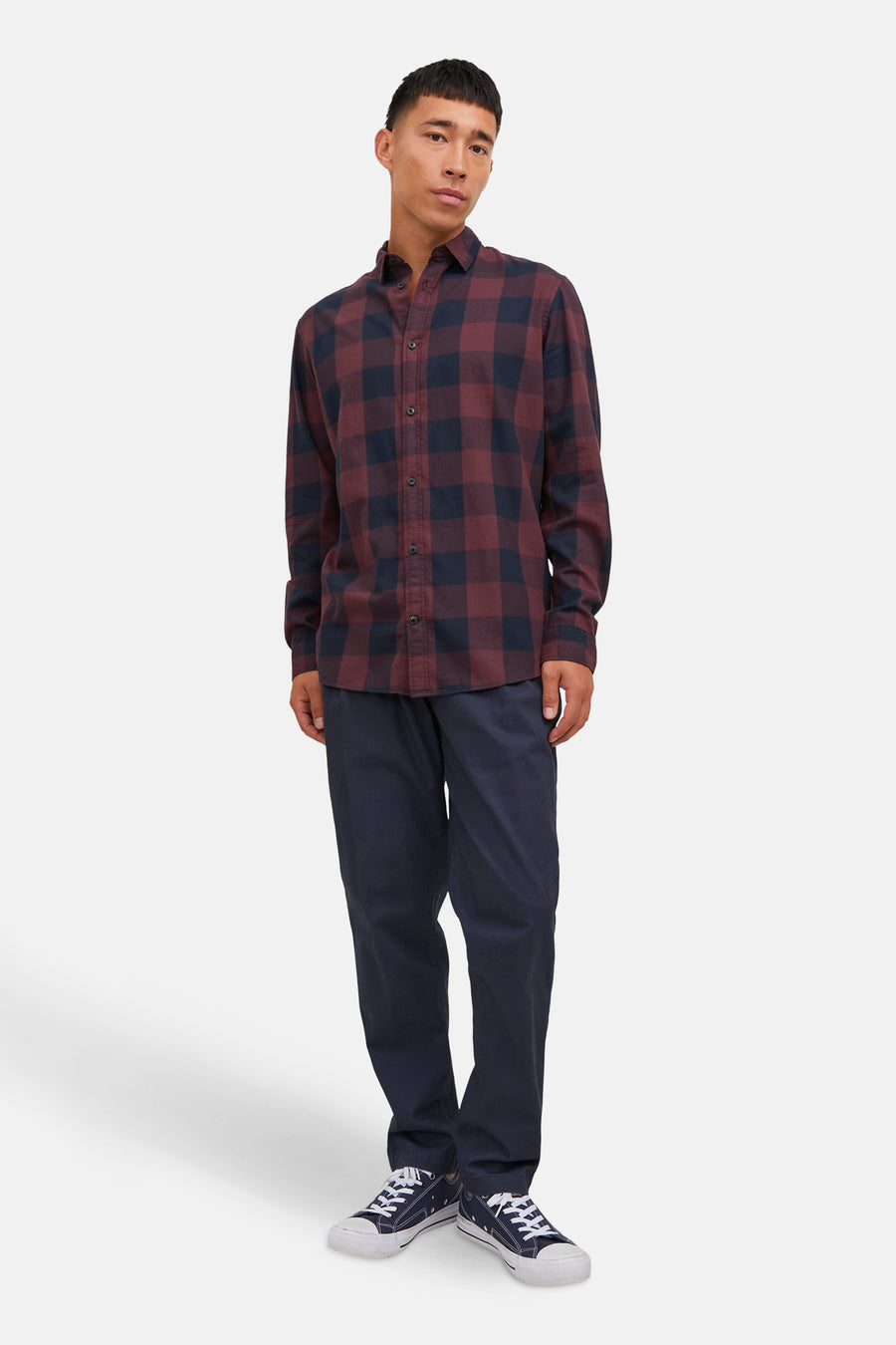 Multikleuren geruit overhemd met lange mouwen van JACK & JONES, gedragen met een marineblauwe broek en sneakers.