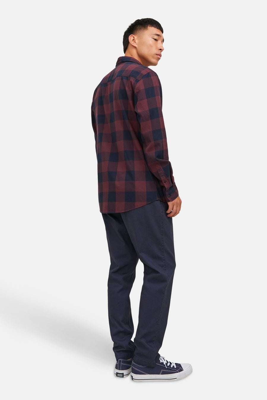 Multikleuren geruit overhemd met lange mouwen van JACK & JONES, gedragen met een marineblauwe broek en sneakers.