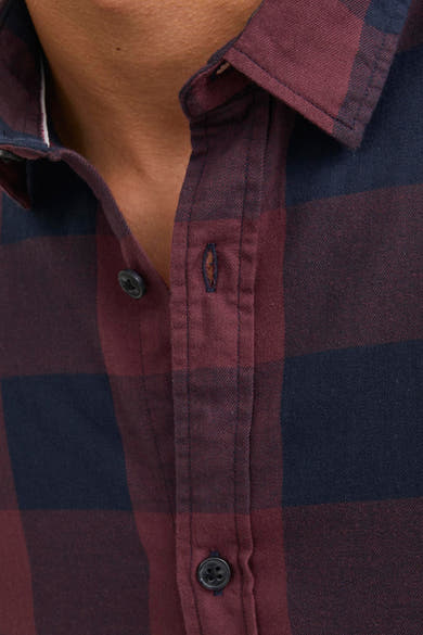 Geruit overhemd met lange mouwen in bordeauxrood en marineblauw van JACK & JONES, met zichtbare zwarte knopen.