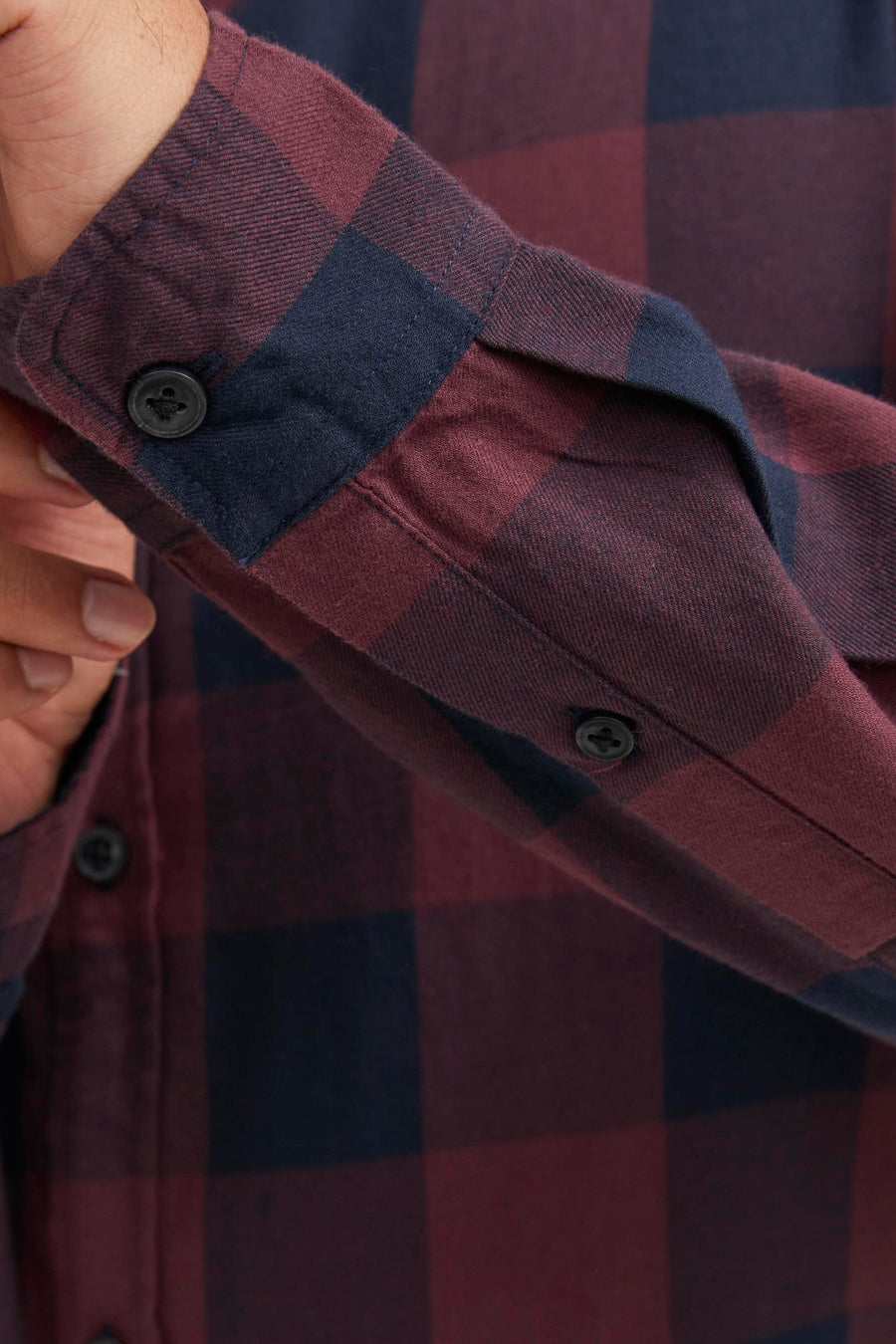 Multikleuren overhemd met lange mouwen van JACK & JONES, bordeaux en marine geruit, met knoopdetail bij de manchet.