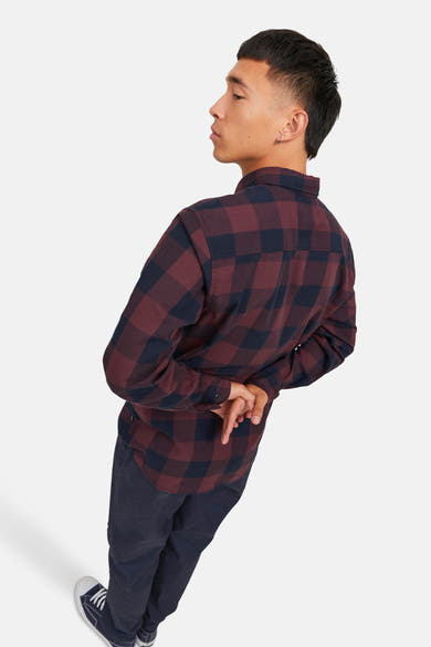 Geruit overhemd met lange mouwen in bordeauxrood en marineblauw van JACK & JONES, gedragen met een marineblauwe chino.