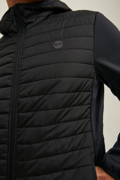 Zwarte waterdichte jas van JACK & JONES, gewatteerd aan de voorkant met gladde mouwen.