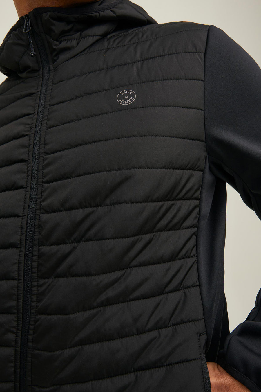 Zwarte waterdichte jas van JACK & JONES, gewatteerd aan de voorkant met gladde mouwen.
