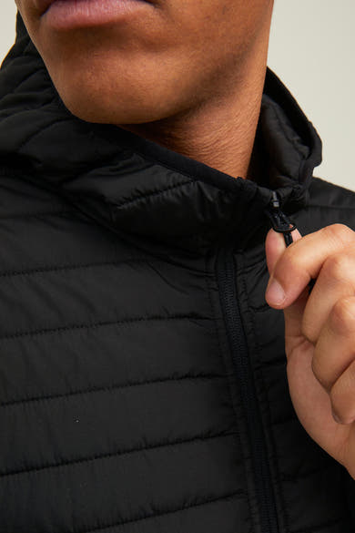 Zwarte waterdichte jas van JACK & JONES, met capuchon en ritssluiting van dichtbij.