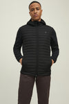 Zwarte waterdichte jas van JACK & JONES, met capuchon, gewatteerde panelen en lange mouwen.