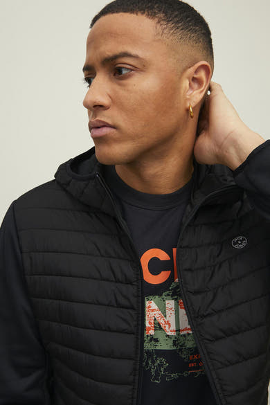 Zwarte regenjas van JACK & JONES met capuchon, ritssluiting en doorgestikt patroon.