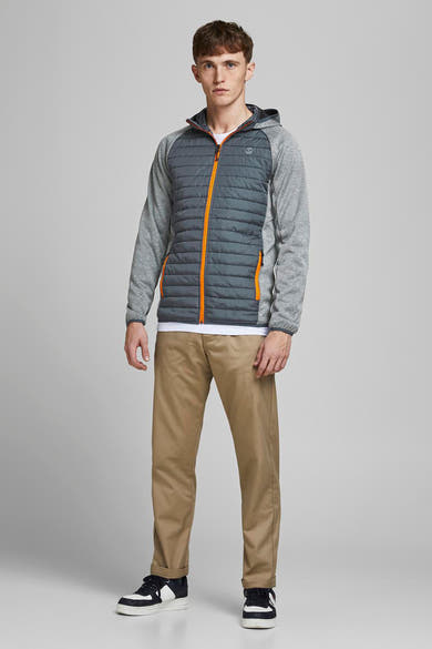 Grijze waterdichte jas van JACK & JONES met oranje ritssluiting, capuchon en lange gemêleerde grijze mouwen.