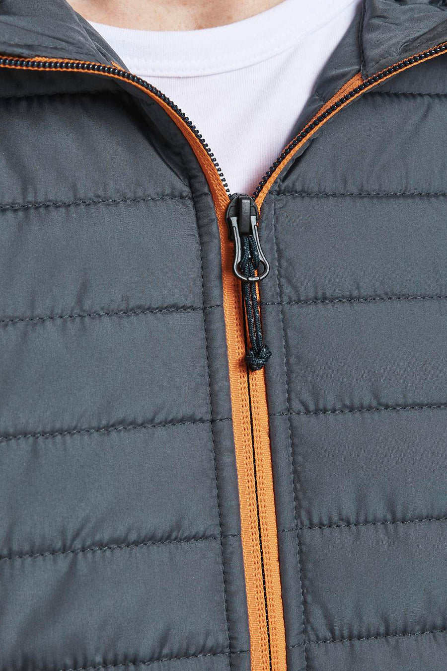 Veste imperméable grise de JACK & JONES avec fermeture éclair orange et texture matelassée.