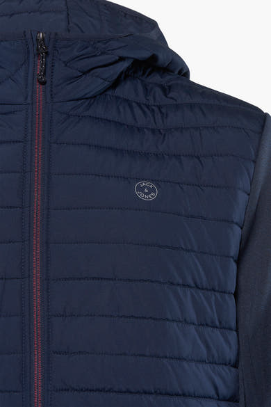 Kort marineblauw jack van JACK & JONES, gewatteerd met rode ritssluiting en capuchon.