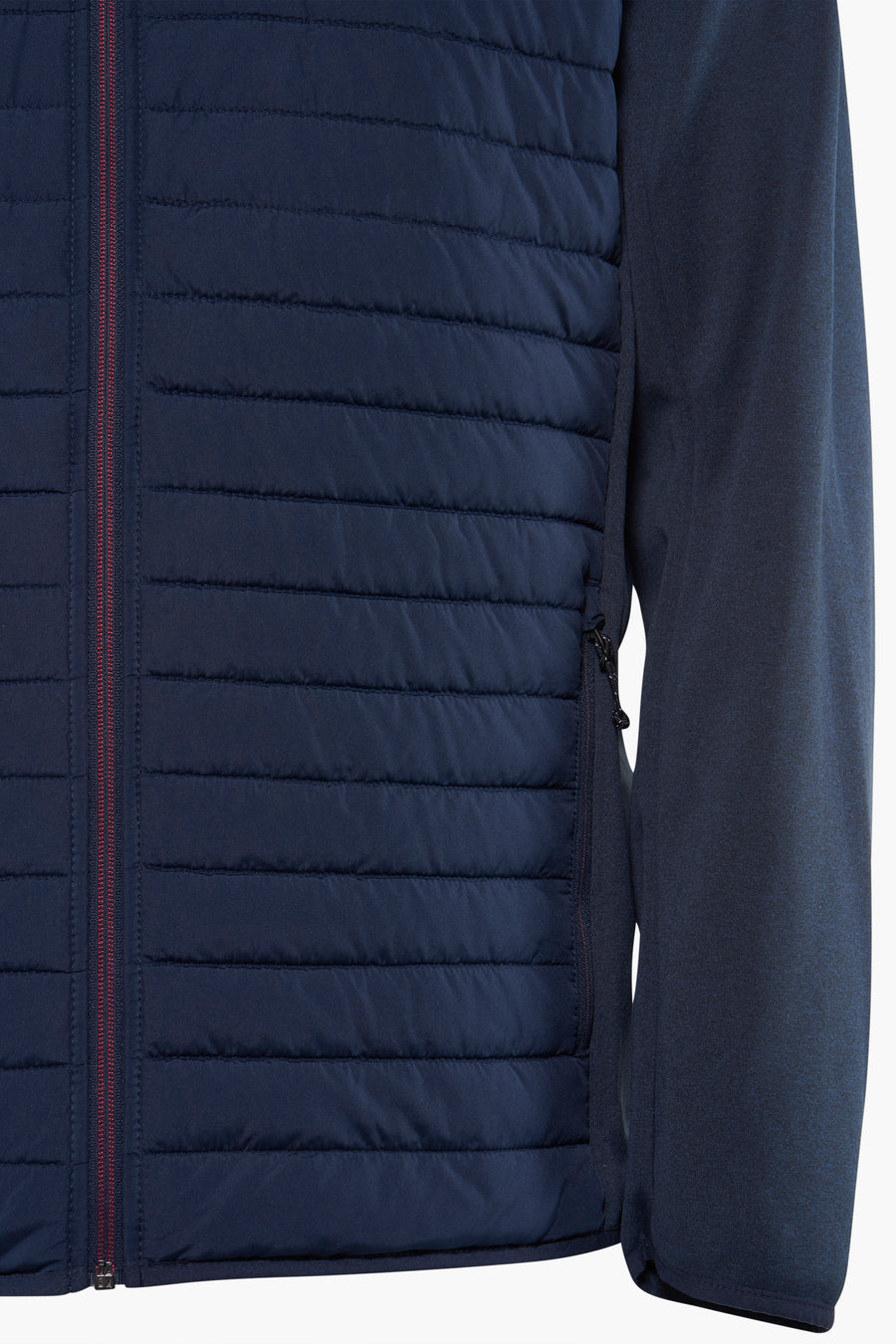 Korte blauwe jas van JACK & JONES, met een gewatteerde textuur aan de voorkant en een bordeauxrode ritssluiting.