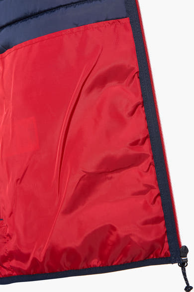 Korte blauwe jas van JACK & JONES, met een zichtbare rode voering en ritssluiting.