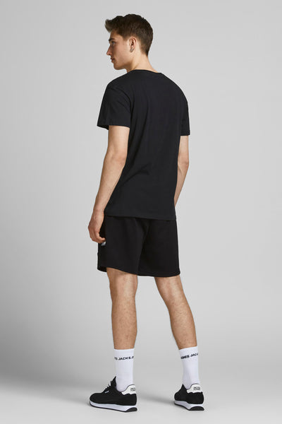 Korte zwarte broek van JACK & JONES JEANS INTELLIGENCE, gedragen met een zwart T-shirt, witte sokken en zwart-witte sneakers.