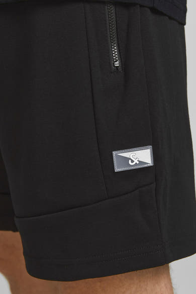 Short noir de JACK & JONES JEANS INTELLIGENCE, avec poche zippée et logo subtil sur le côté.