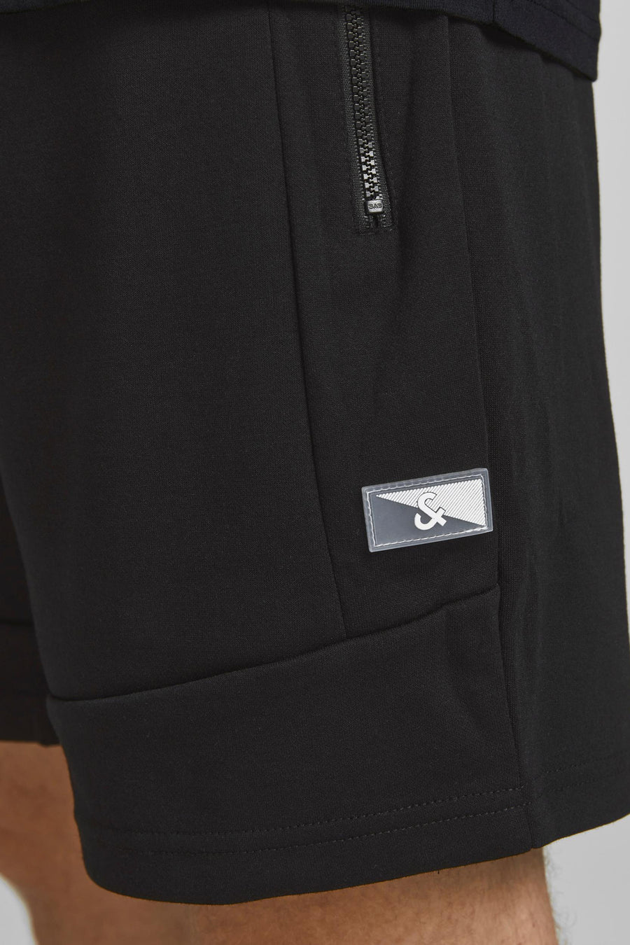 Short noir de JACK & JONES JEANS INTELLIGENCE, avec poche zippée et logo subtil sur le côté.